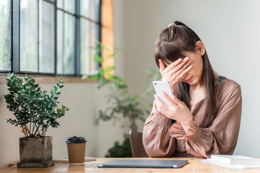 困る 女性 悩む