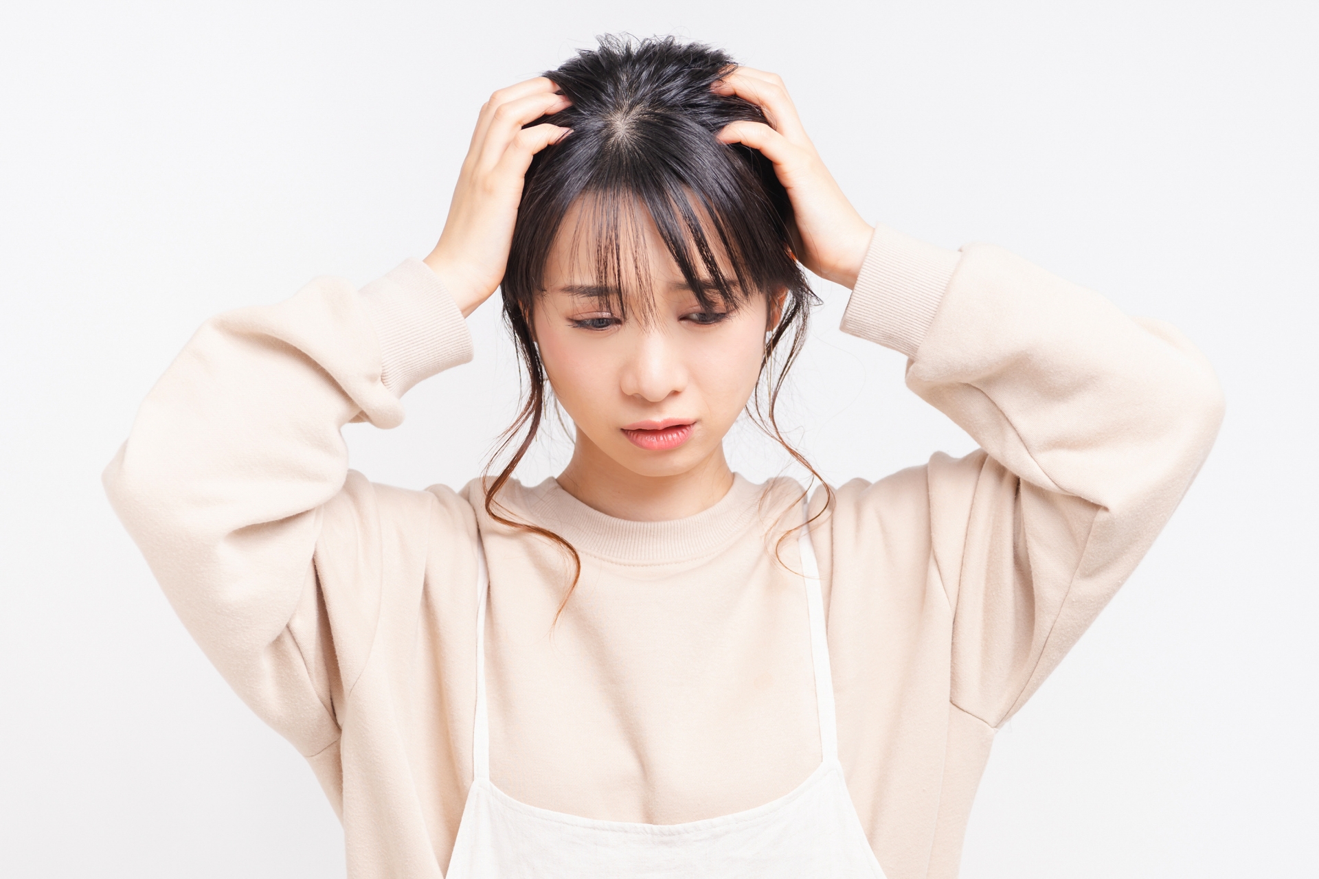 困る　女性　悩む