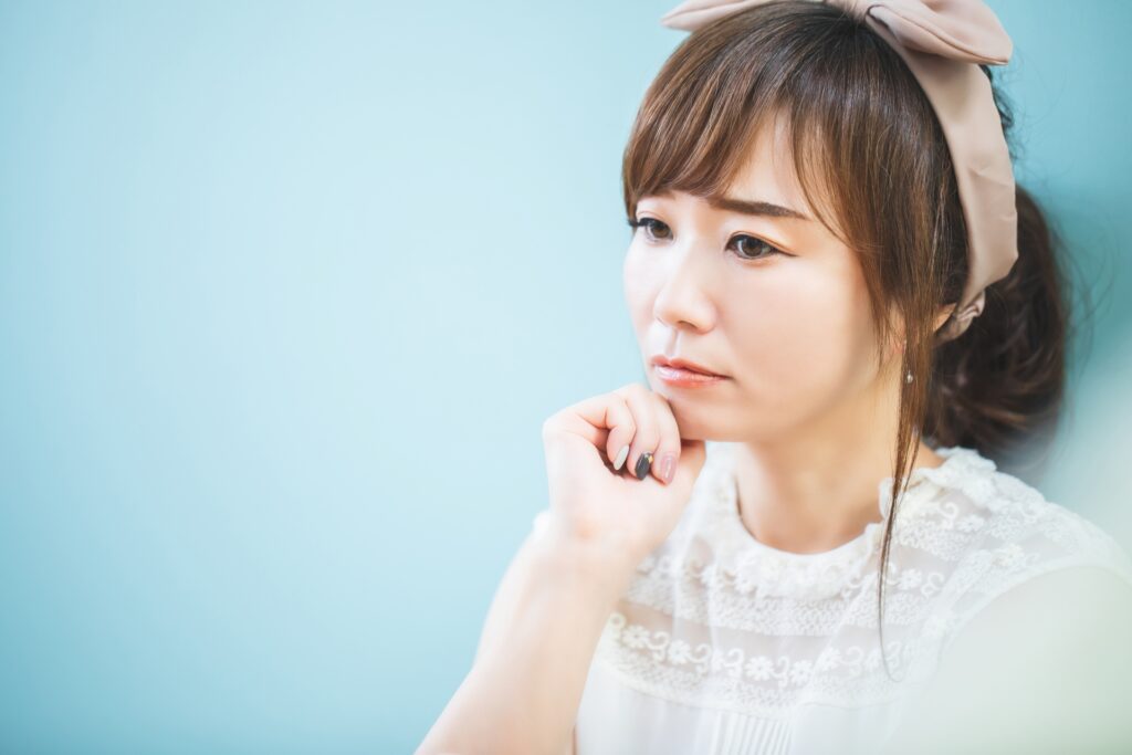 困る　女性　悩む