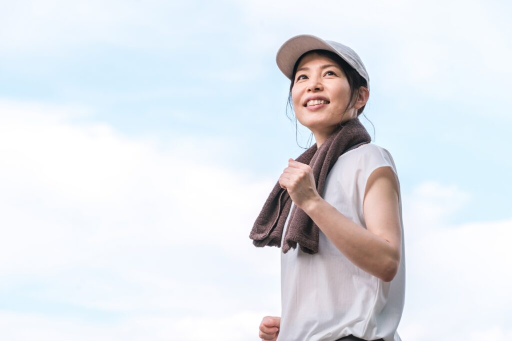 女性　ジョギング　汗