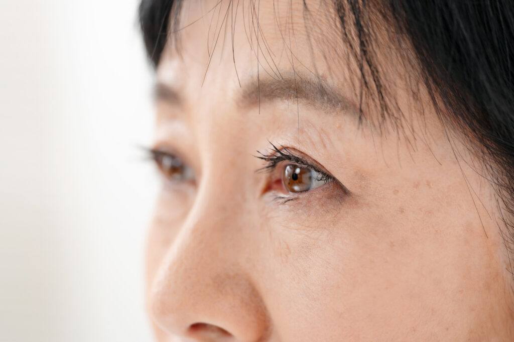 女性　眉毛　60代　70代